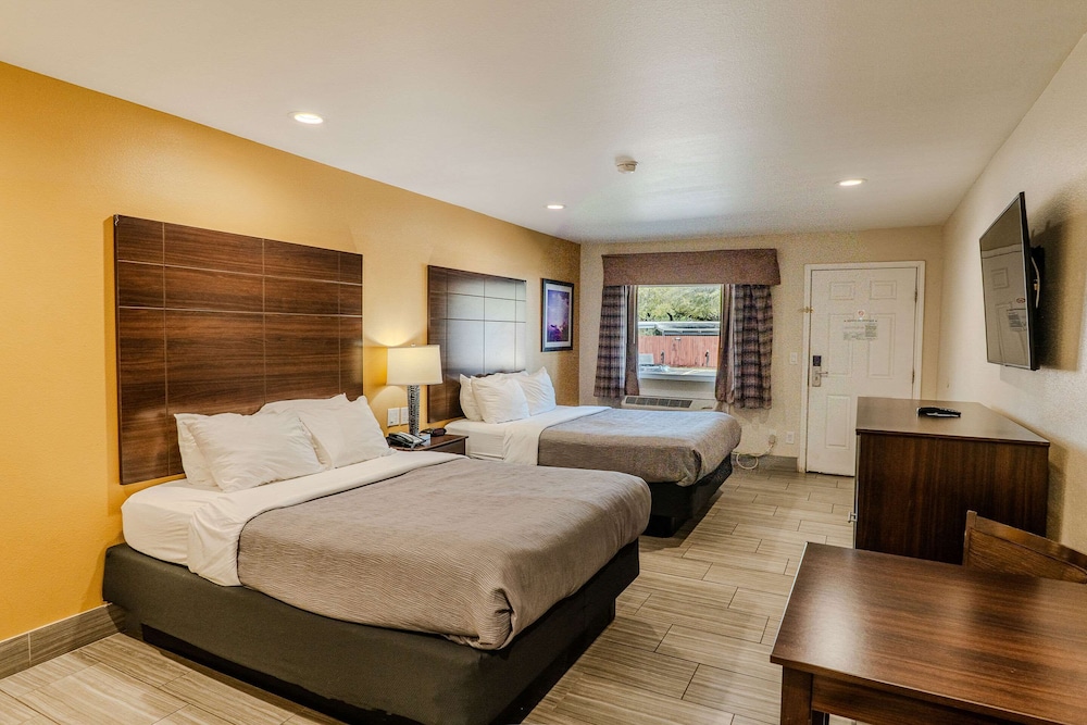 Suite, Multiple Beds, Non Smoking photo 2