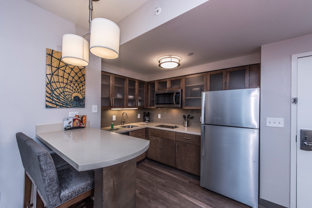 Suite, 2 Bedrooms, Kitchen (Communications) photo 3
