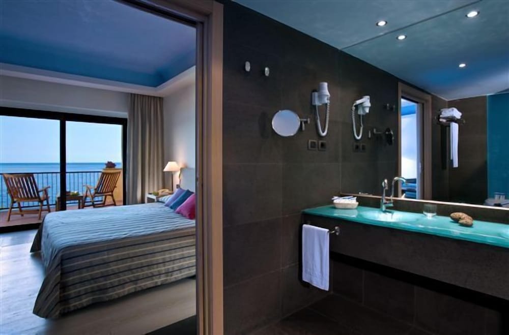 Deluxe Room, 1 Double or 2 Twin Beds, Sea View photo 3