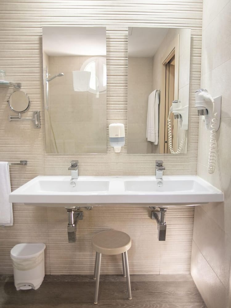 Double Room - Photo 10