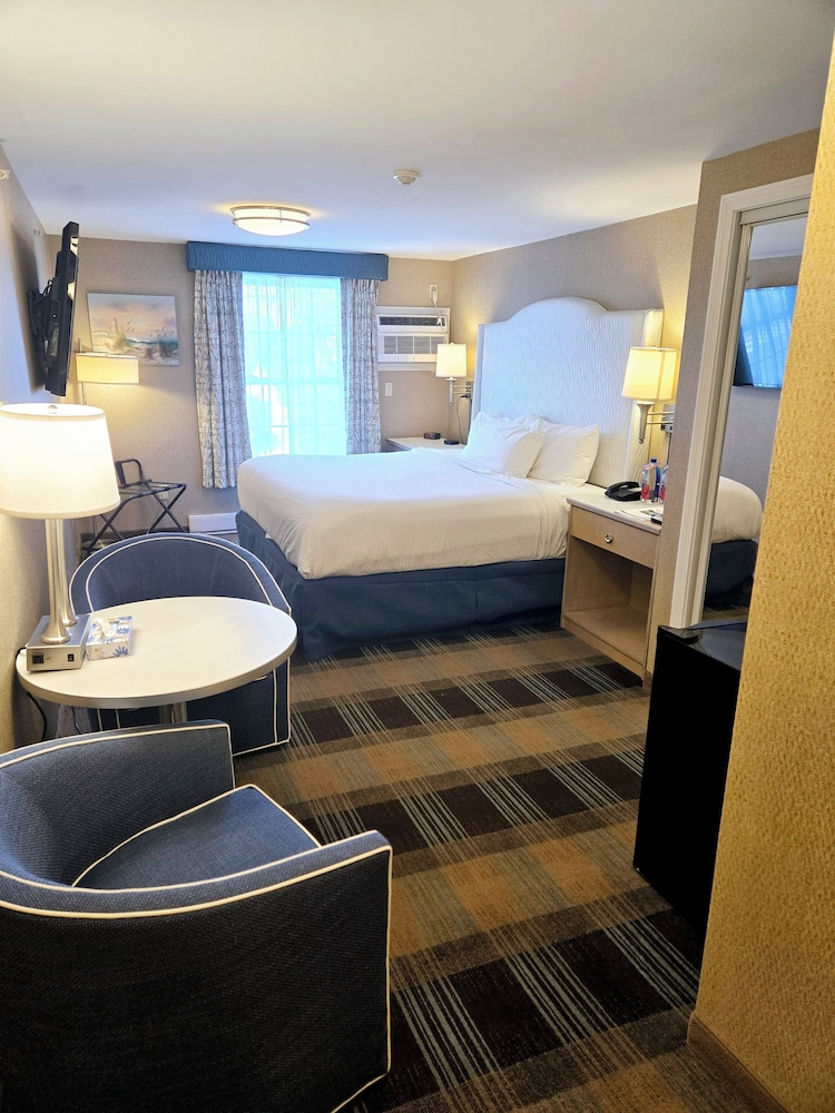 Grand Room, Jetted Tub