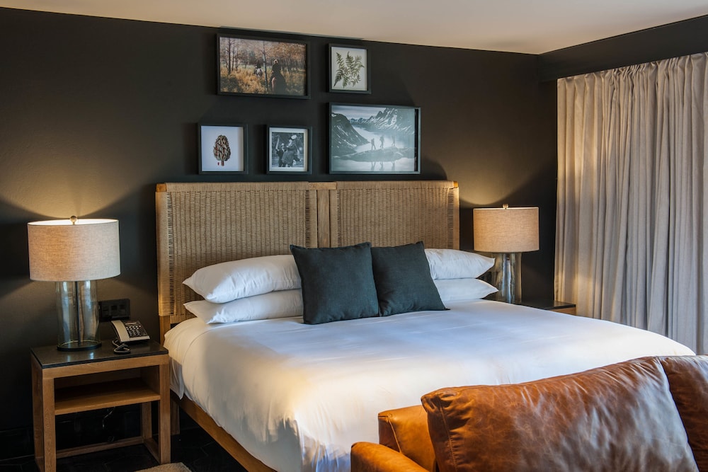 Superior Suite, 1 King Bed, Private Bathroom, Tower photo 1