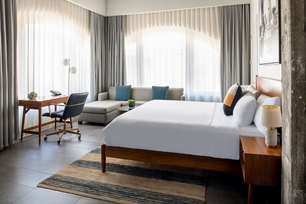 Suite, 1 King Bed, City View, Corner photo 2