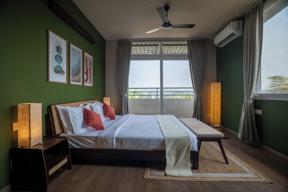 Panoramic Suite, 1 King Bed with Sofa bed, Balcony, Hill View photo 2