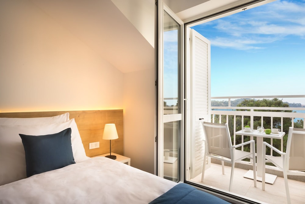 Double room with side sea view and balcony photo 2