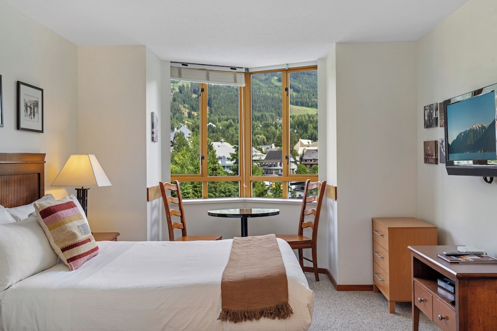 Premium Studio, 1 Queen Bed, Kitchenette, Mountain View