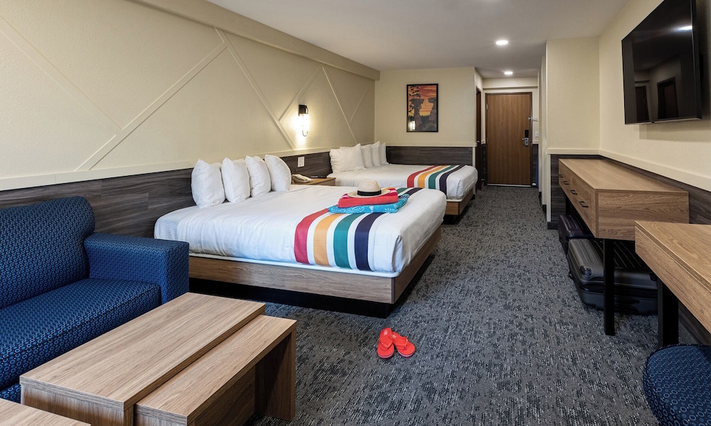Standard Room (2 Queen Beds with Sofabed) photo 2