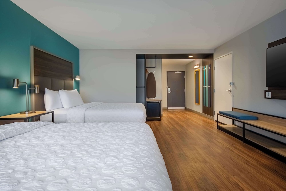 Room, 2 Queen Beds, Accessible, Bathtub (Mobility & Hearing) - Photo 4