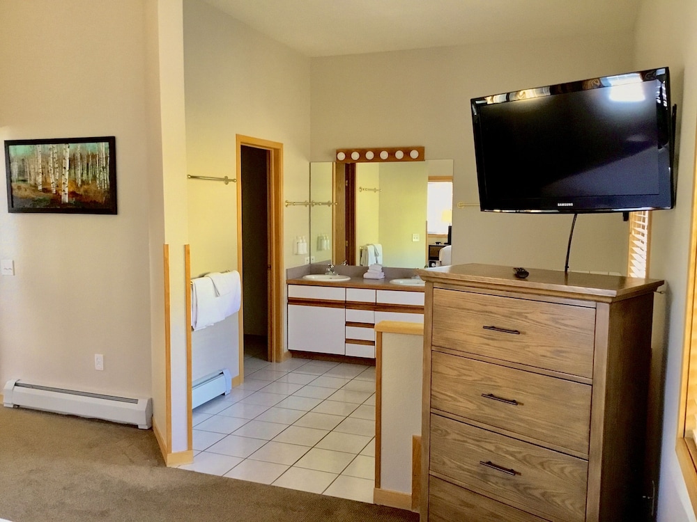 Deluxe Condo, 3 Bedrooms photo 2