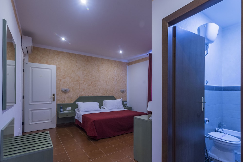 Superior Twin Room, 1 King Bed, Patio, Park View photo 3