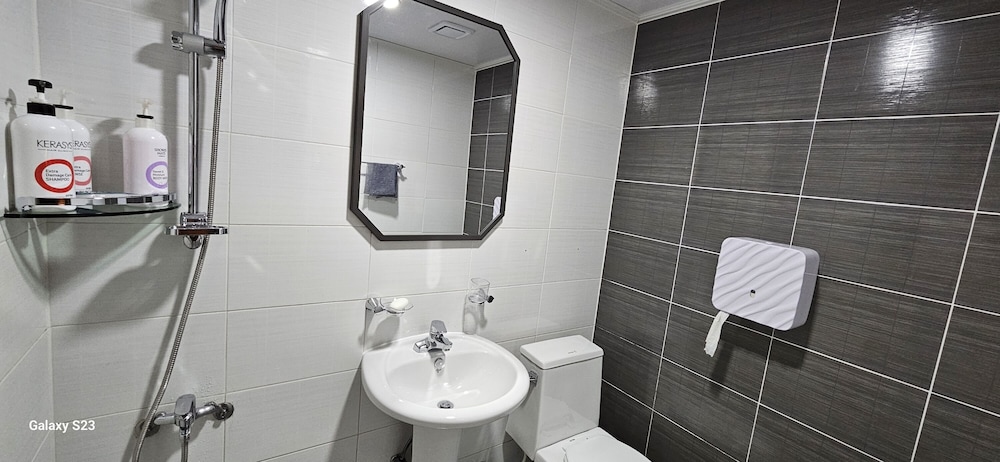 Business Double (Light Breakfast for 2 people, Free Access of Community Room - 1 hour per stay) photo 2