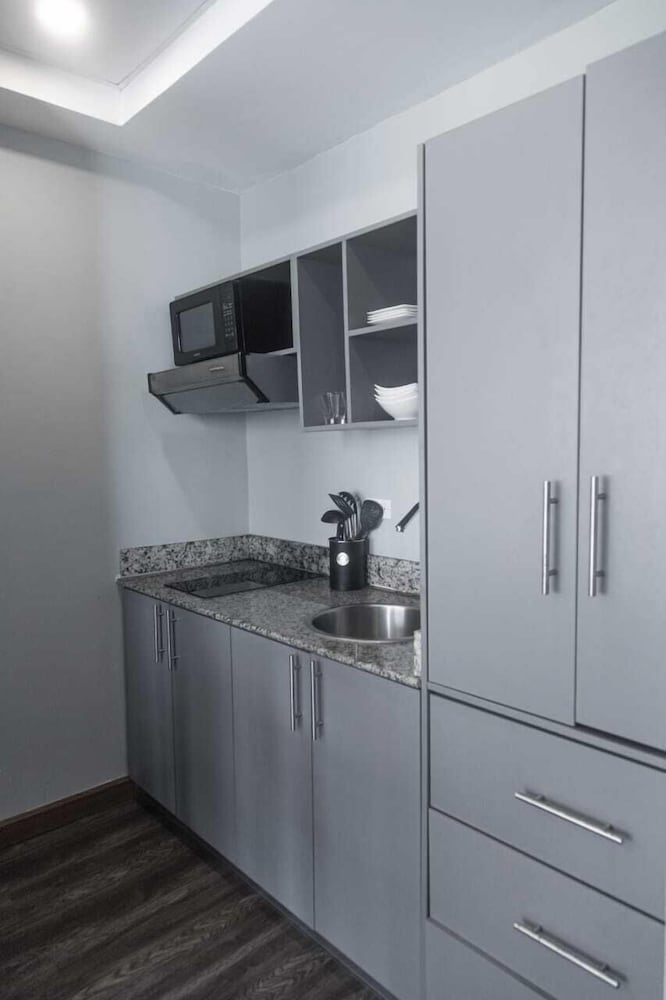 Studio, 1 Full Bed, Kitchen, City View (Studio Apartment) photo 3