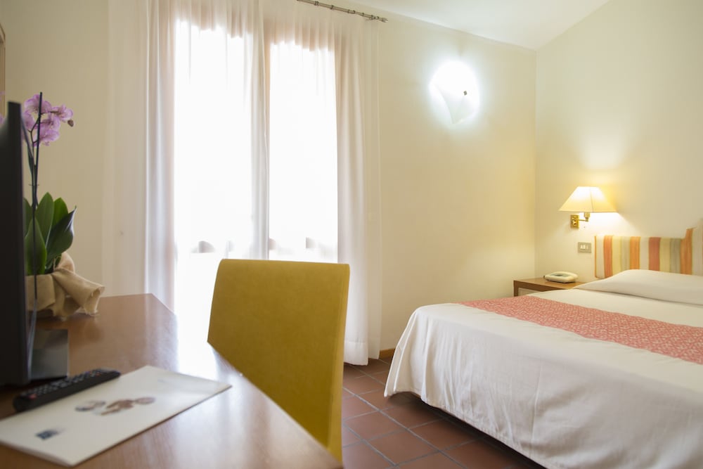 Comfort Room, Poolside - Photo 1