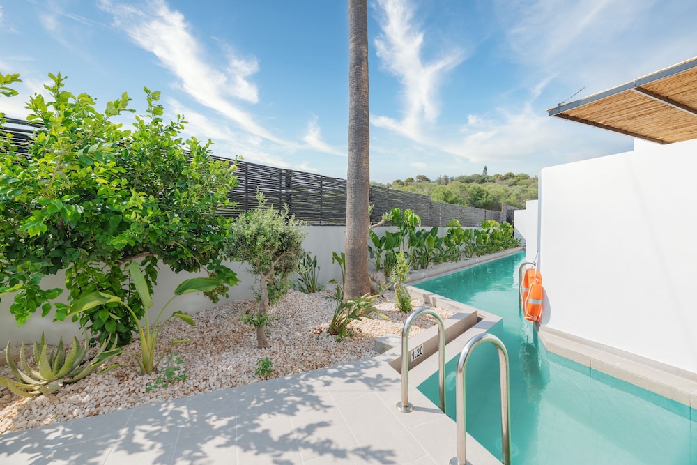 Executive Room, Pool View - Photo 5