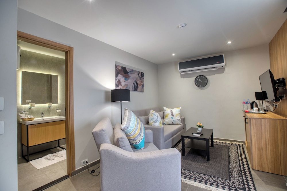 Executive Suite - Photo 7