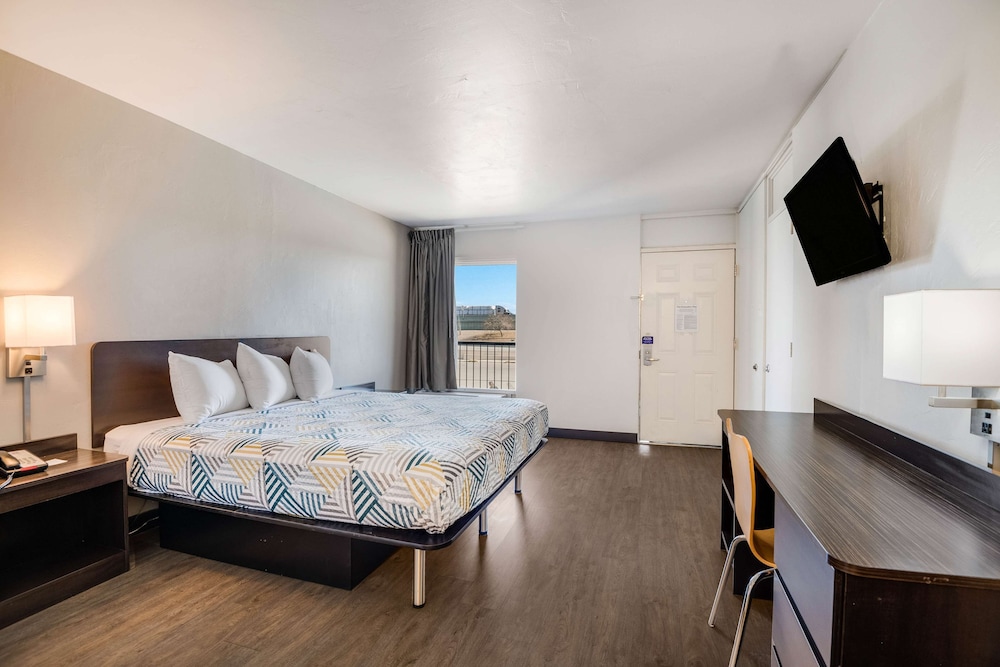 Standard Room, 1 King Bed, Mobility Accessible, Non Smoking - Photo 1