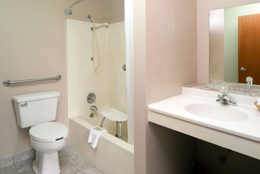 Standard Room, 1 Queen Bed, Accessible - Photo 4