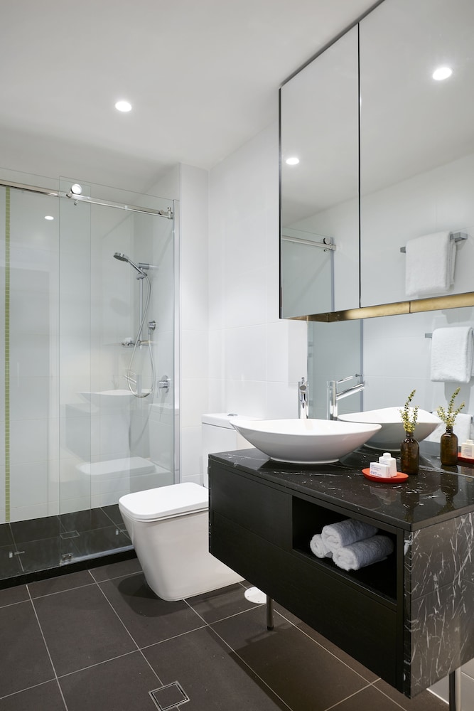 Room, 2 Bedrooms, 2 Bathrooms photo 2