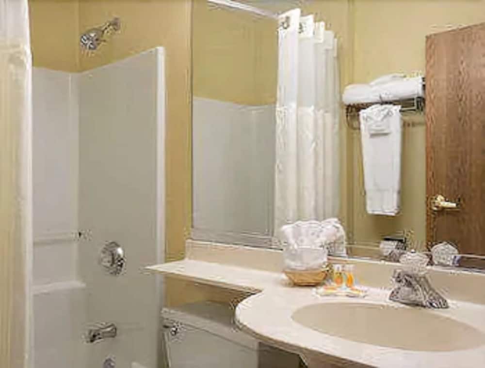 Room, 2 Queen Beds, Accessible, Non Smoking (Roll-in shower) - Photo 4