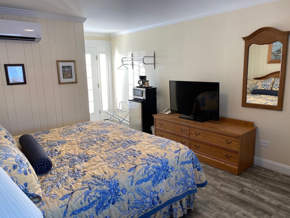 Standard Room, 1 King Bed, Ocean View - Photo 3