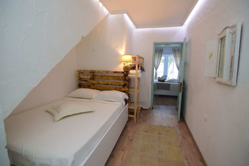 Family Quadruple Room, 2 Bedrooms, Accessible, Garden View