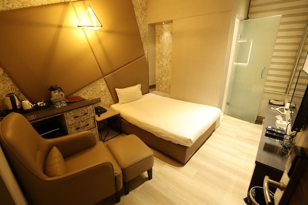 Standard Room, 1 King Bed, Smoking, City View