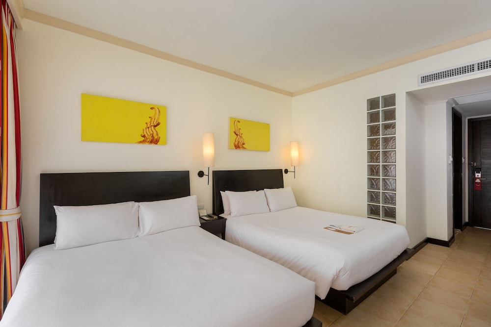 Family Room, 2 Double Beds, Garden View - Photo 2