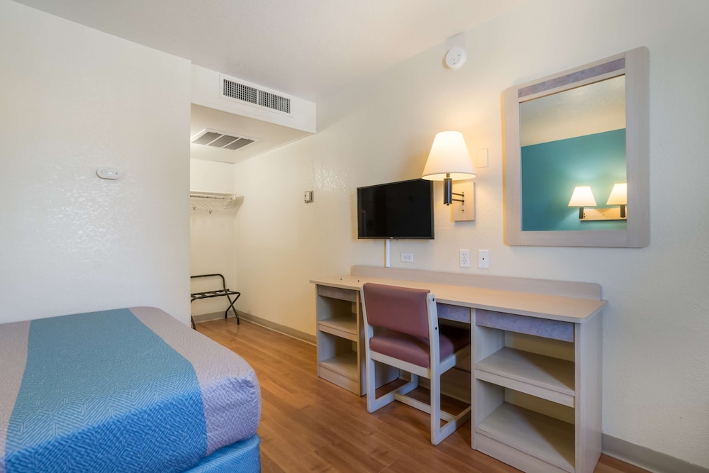 Deluxe Room, 1 Queen Bed, Non Smoking, Refrigerator & Microwave photo 3