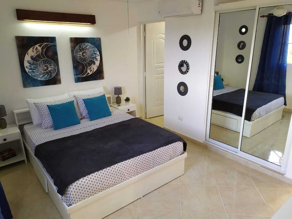 Luxus-Ein-Zimmer-Wohnung mit Balkon (oberste Etage)