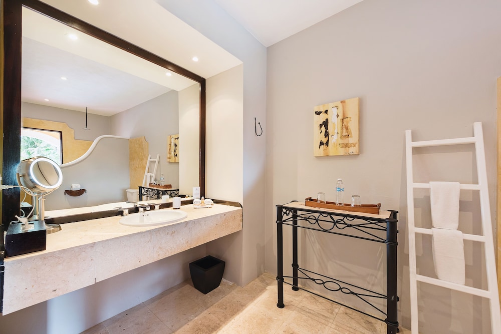 Suite, Poolside - Photo 3