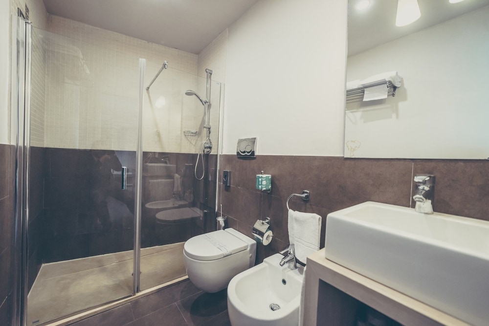 Young Double or Twin Room - Photo 3