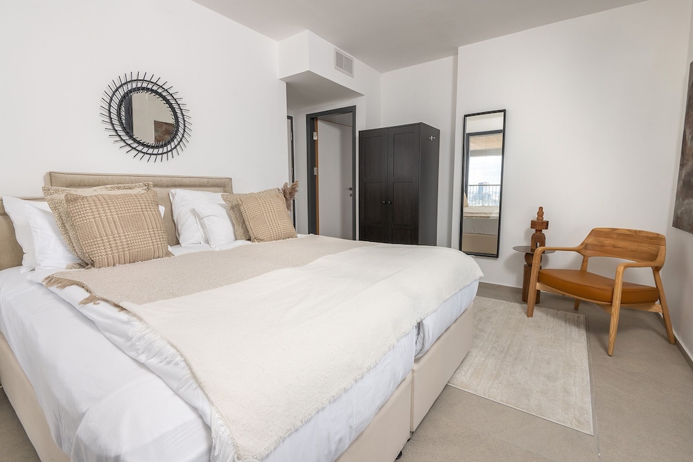 Luxury Apartment, 2 Bedrooms with office photo 2