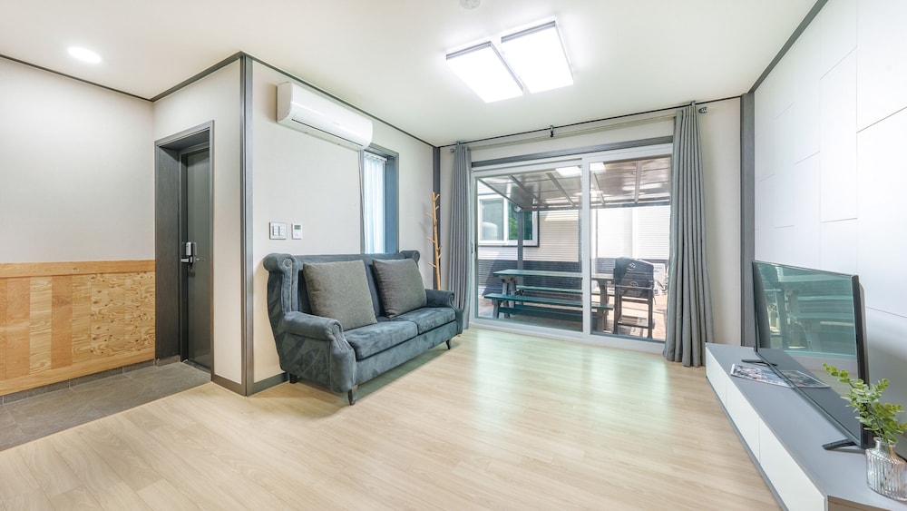 Basic Room, 1 Bedroom (Room 102 (Duplex / Private BBQ))