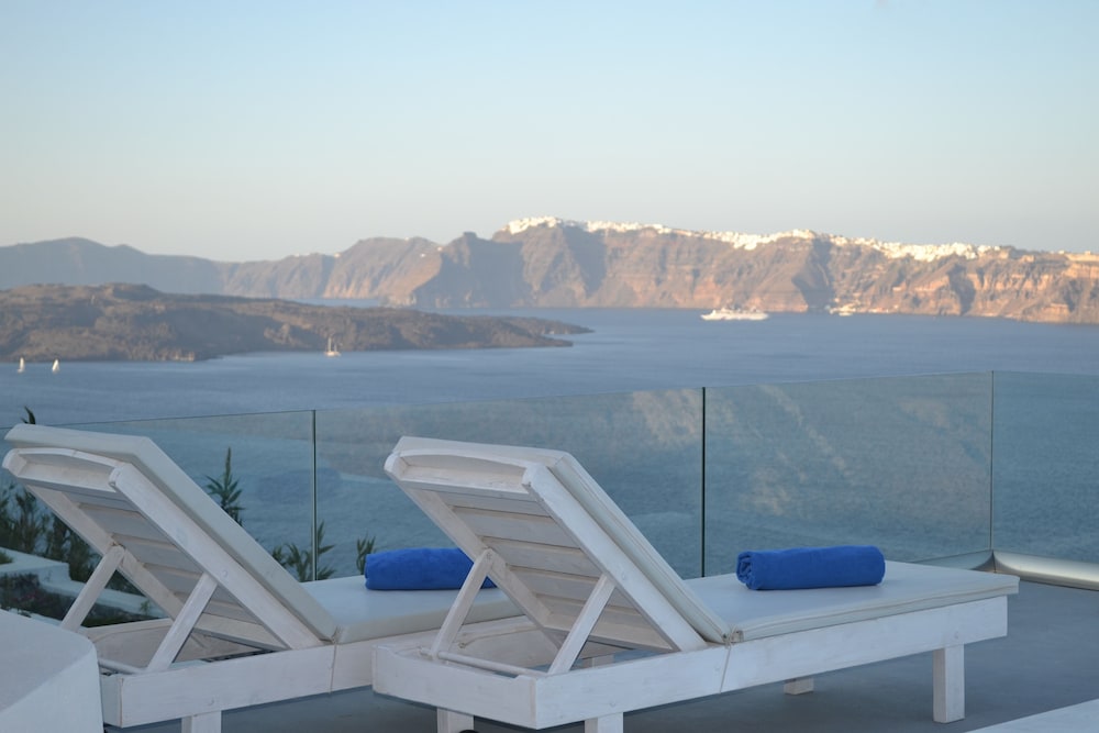 Junior Suite, Private Pool (Cliffside & Caldera View) - Photo 6