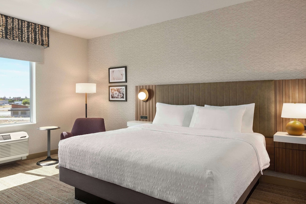 Room, 1 King Bed, Accessible (Roll-In Shower) - Photo 3