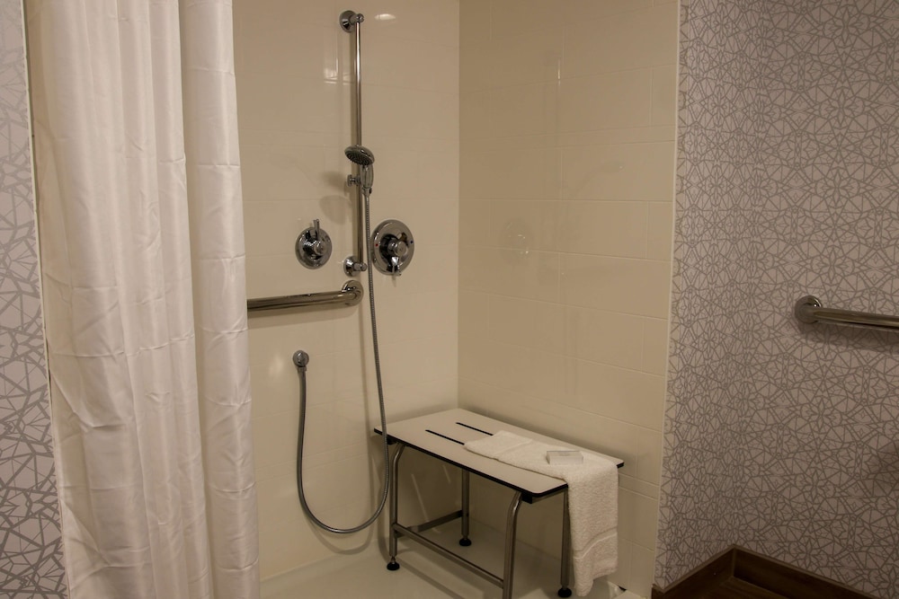 Room, 2 Queen Beds, Accessible (3x3 Shower) - Photo 5