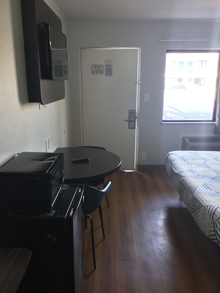 Deluxe Room, 1 King Bed, Smoking, Refrigerator & Microwave - Photo 3