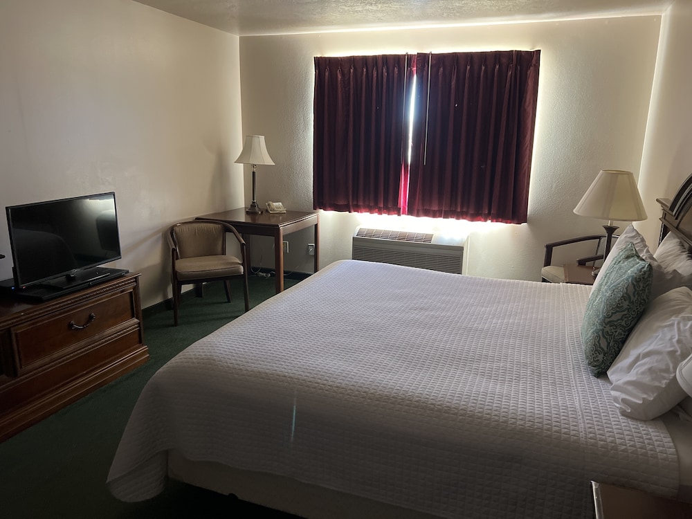 Basic Room, 1 King Bed photo 2