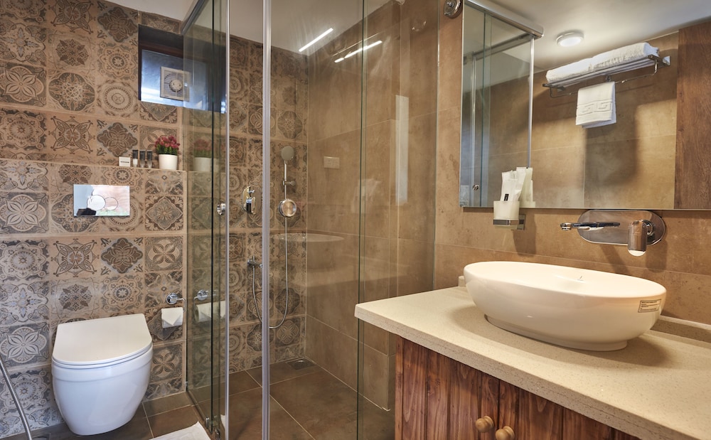 Deluxe Double Room, 1 King Bed, Balcony, Garden View