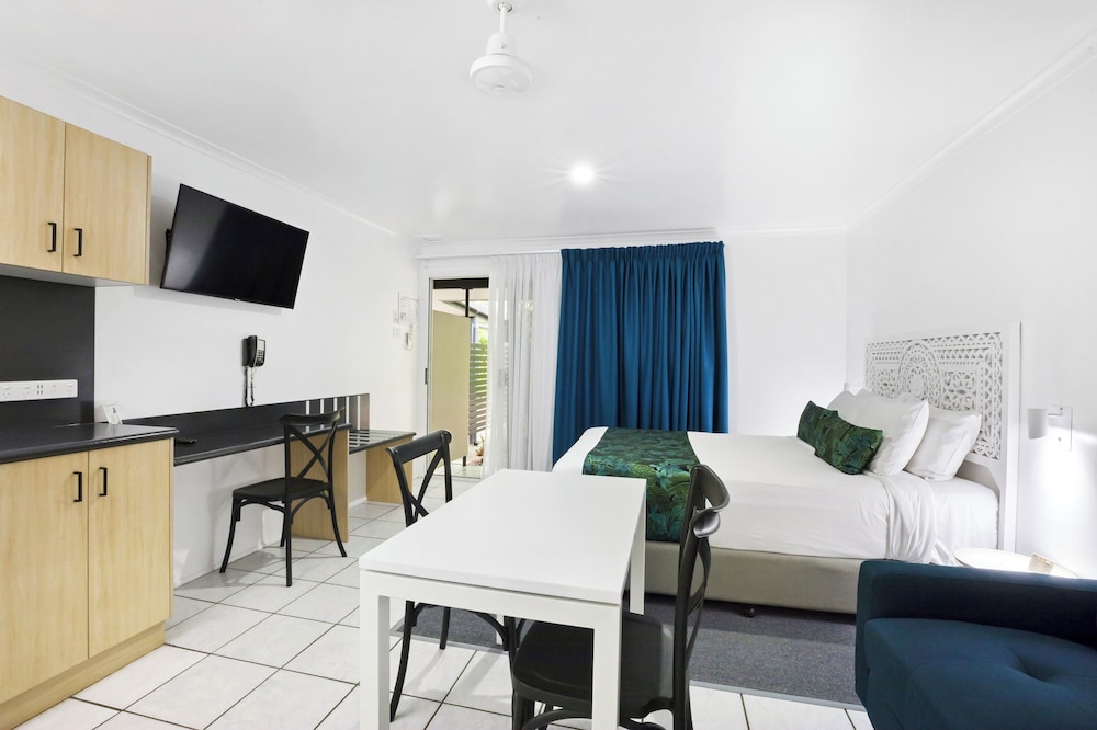 Standard Room, Non Smoking (1 Queen Bed & 1 Twin Bed) photo 2