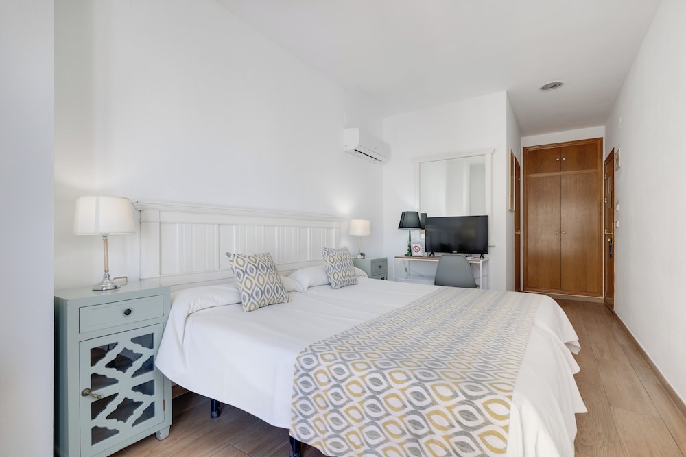 Standard Double or Twin Room - Photo 18