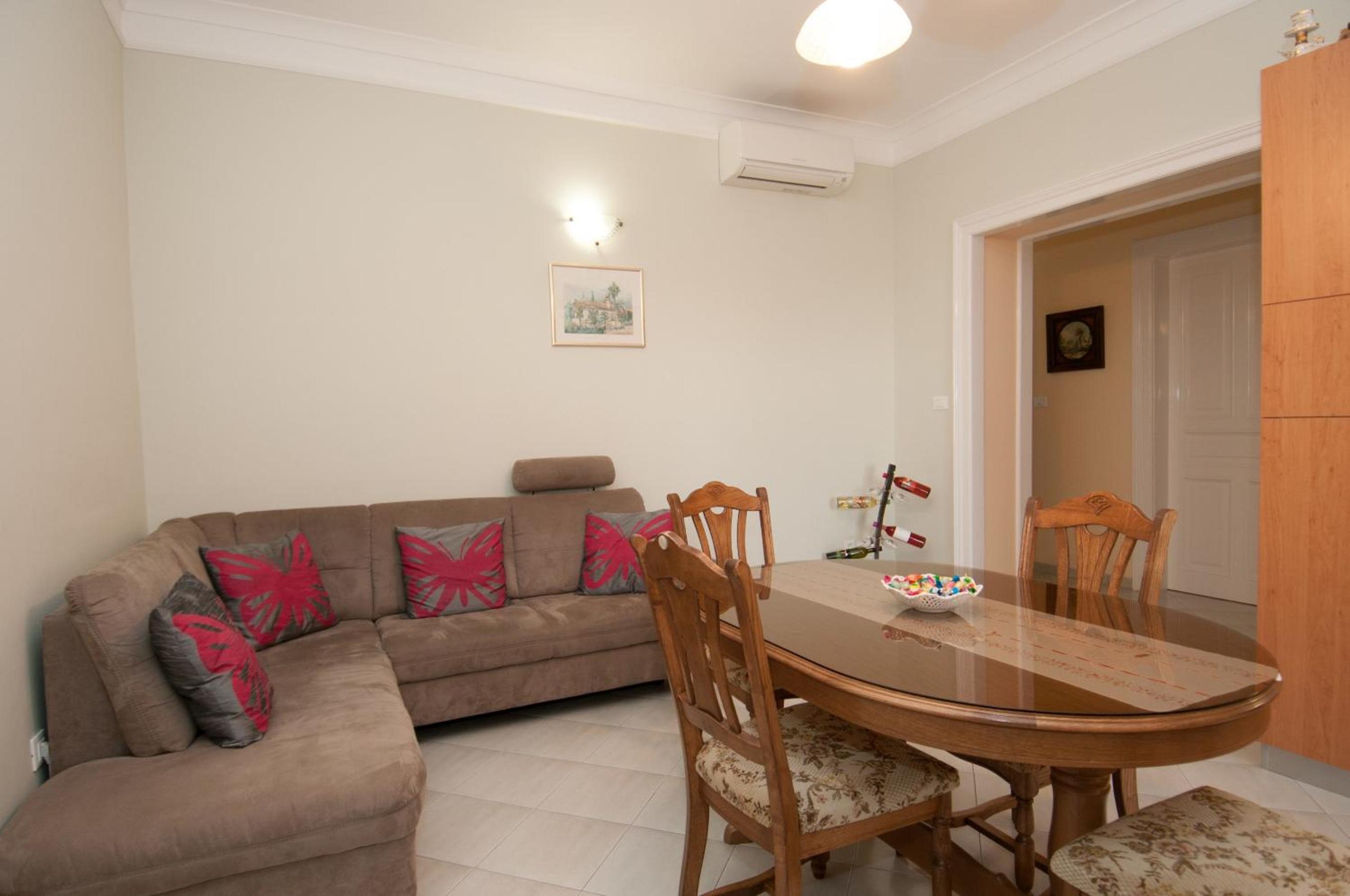 One-Bedroom Apartment with Balcony photo 3