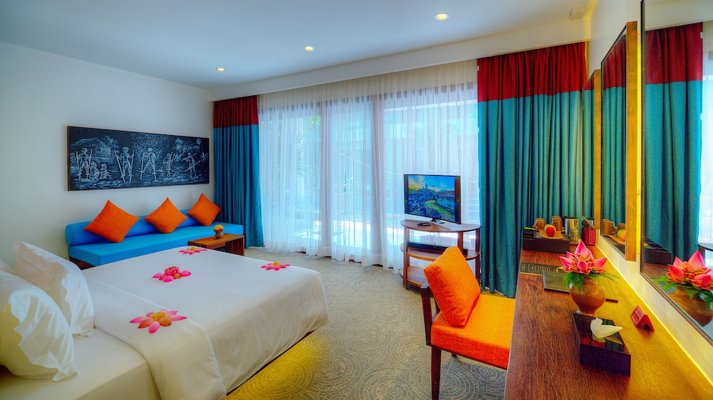 Premier Double Room, 1 King Bed, Pool Access