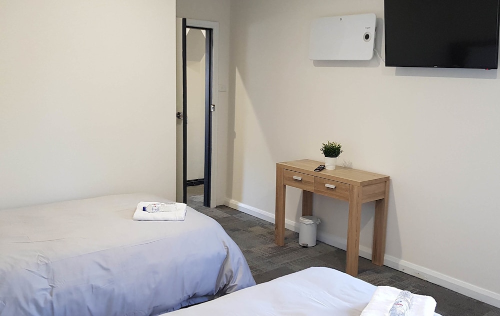 Standard Queen and Single Room, Multiple Beds, Shared Bathroom photo 3