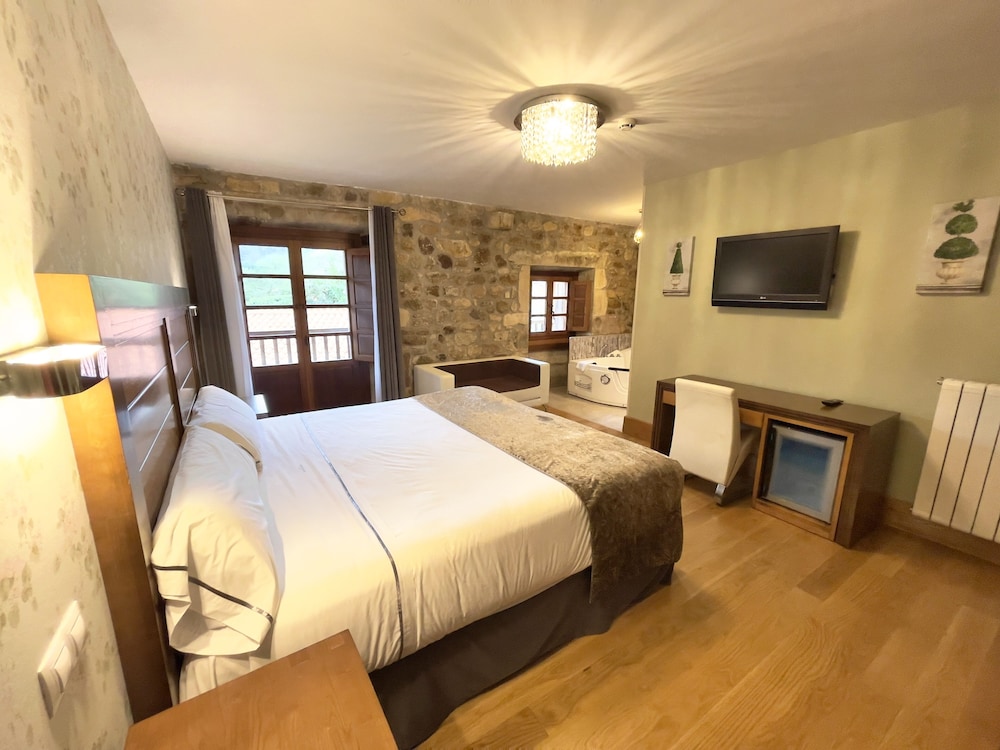Suite, Accessible, Hot Tub