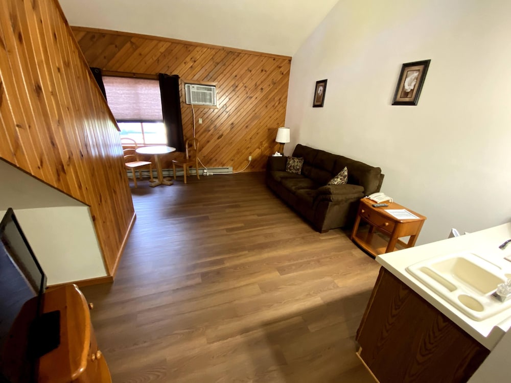 Suite, 1 King Bed with Sofa bed photo 1
