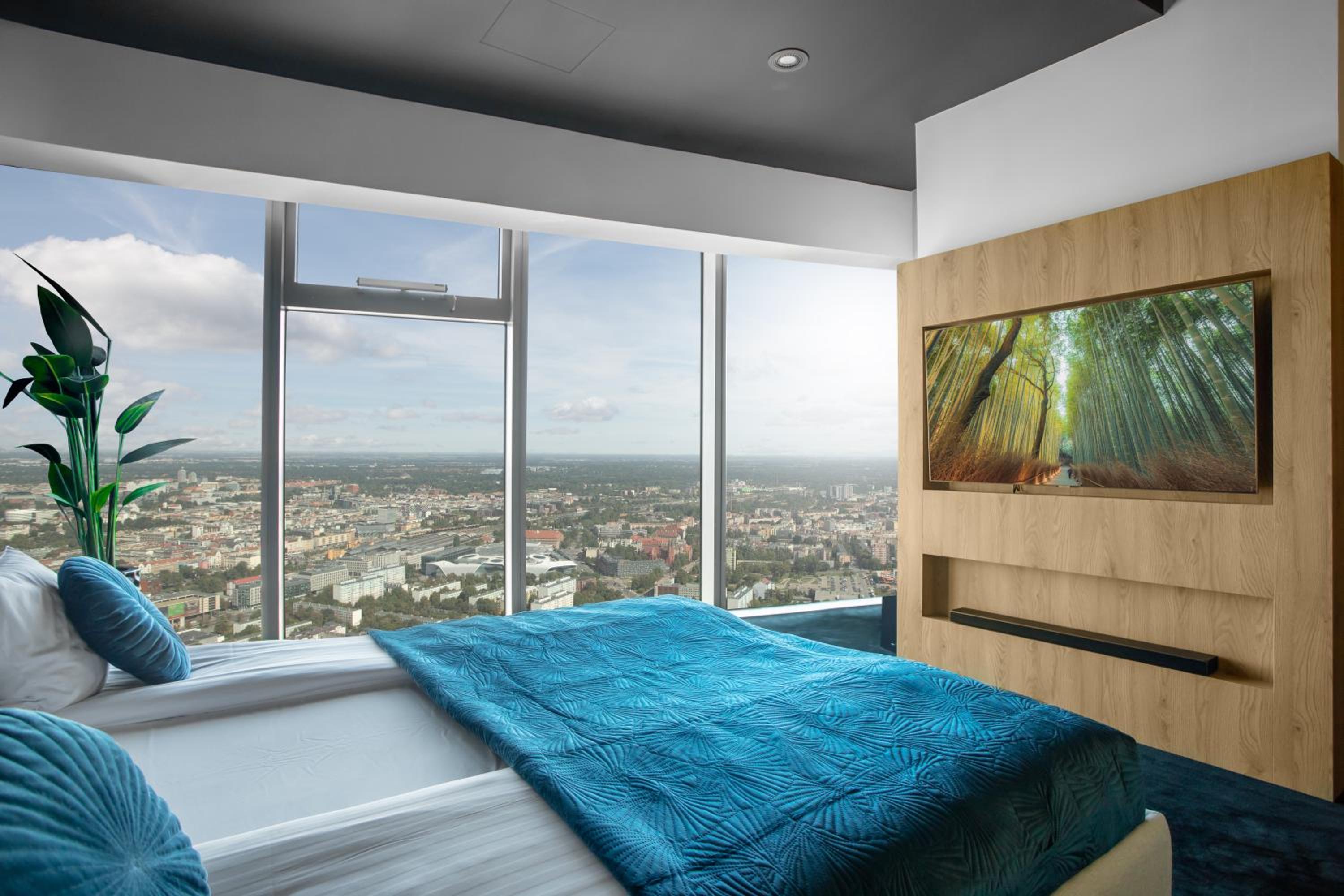 Floor 47 Apartment with City View