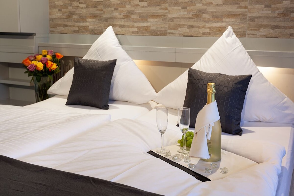 Economy Room, 1 Queen Bed, Non Smoking, Mountain View photo 3