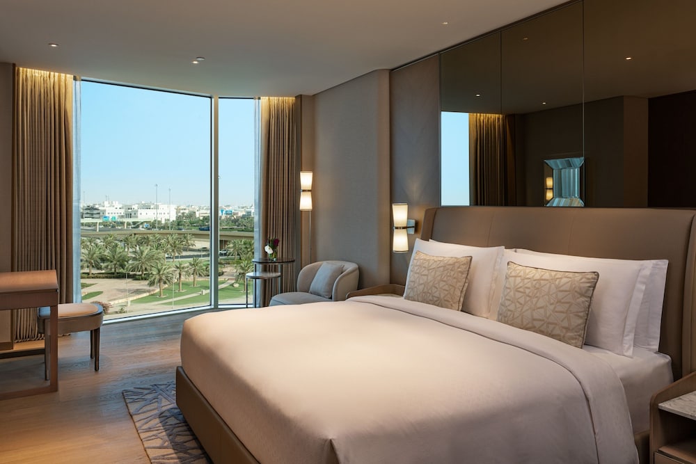 Suite, 1 King Bed, City View (Gate) photo 2