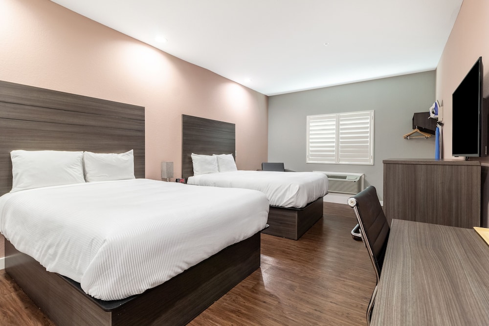 Standard Room, 2 Queen Beds - Photo 9